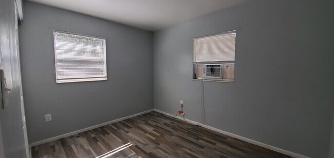 Photo - Upgraded 2/1 in Tampa- READY NOW!! Unidad A