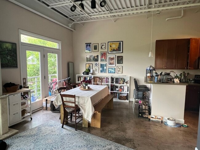 Photo - 605 W Main St