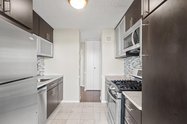 Photo - 9060 Palisade Ave Unidad 706