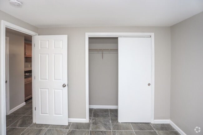 3BR, 1.5BA - 927 SF