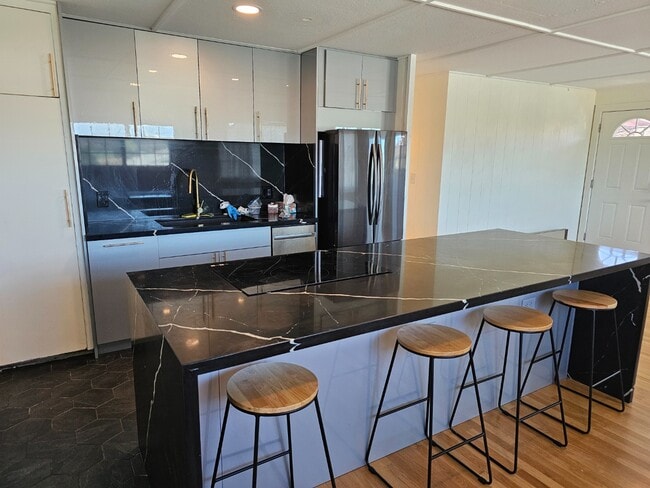 Photo - 3-Beds, 1.5-Bath Apartment with One tandem driveway parking space. Unidad 2