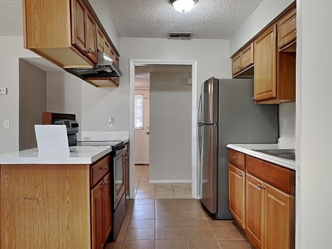 Photo - 610 Charter Ct