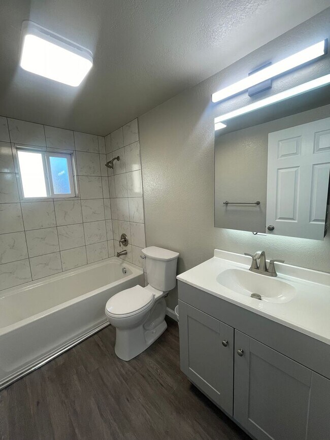 Photo - 6319-6321 N Stevens St