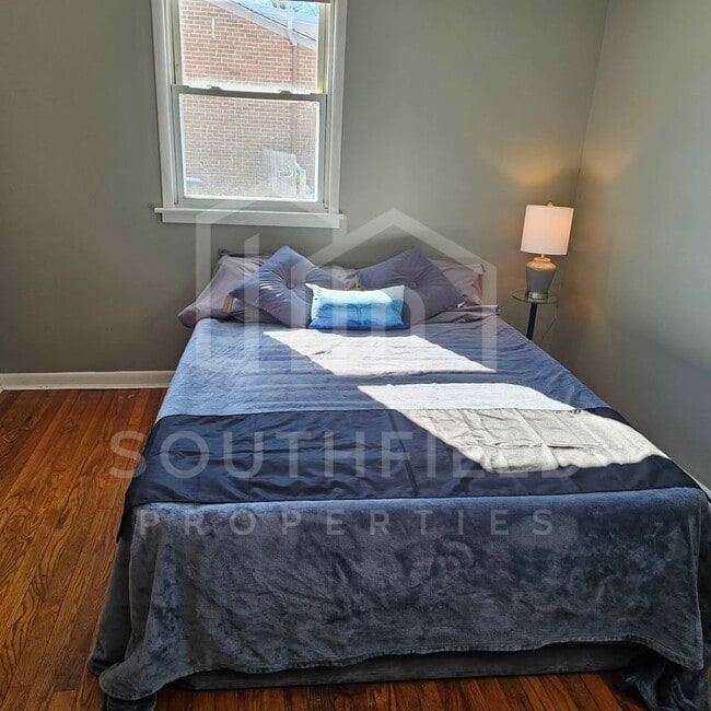 Building Photo - 5881 Elm St