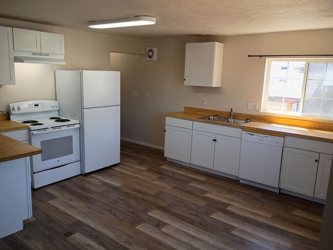 Photo - NE Spokane 2 bedroom apartment (Fresh paint and flooring) Unit A