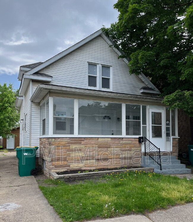 Building Photo - 221 E 8th St Rental