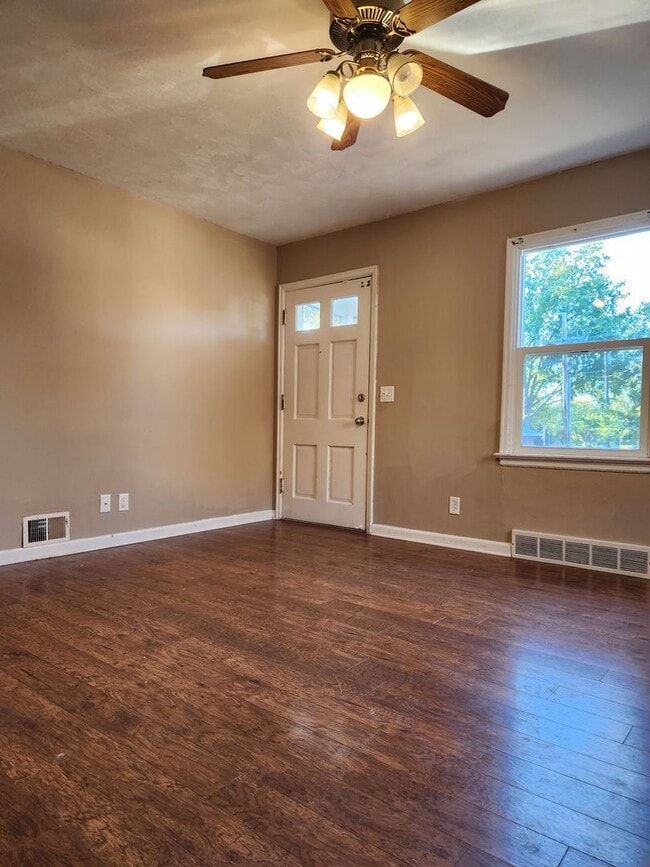 Photo - 3 Bedroom/1 Bath with garage