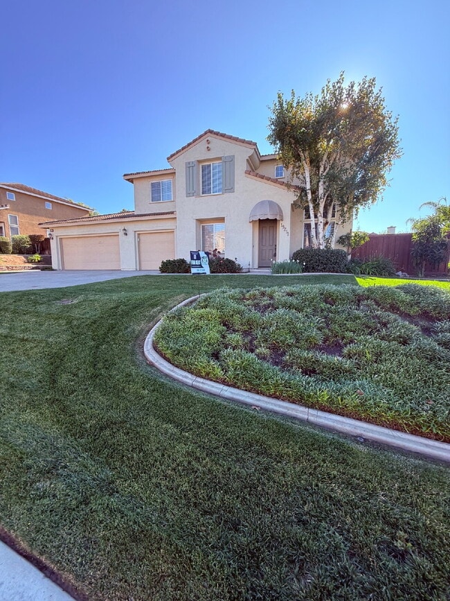 Building Photo - Spacious 5-Bed Family Home w/ 3-Car Garage Near Top Schools in Orange Crest.  One large bedroom a...