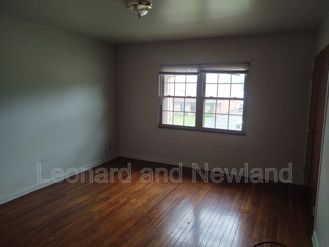 Photo - 584 Harding Rd