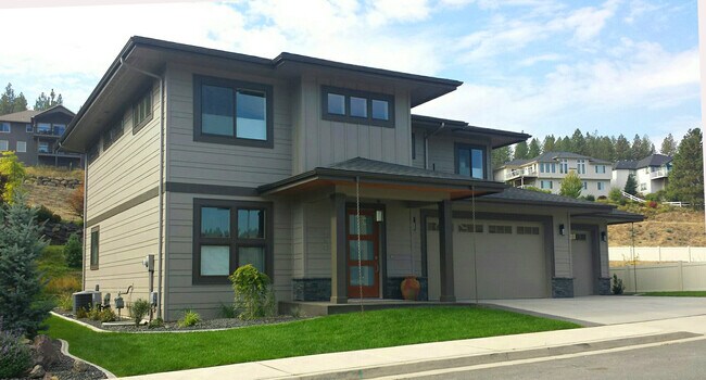 Photo - 713 W Willapa Ave