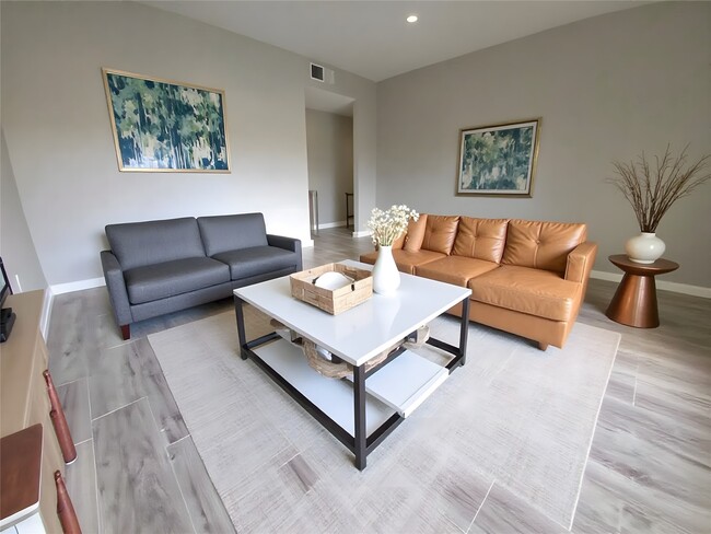 Building Photo - 8100 Creekbend Dr Unit 135