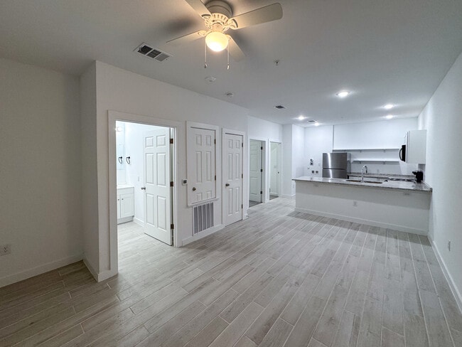 Photo - 1501 E Southcross Blvd Unit 1304