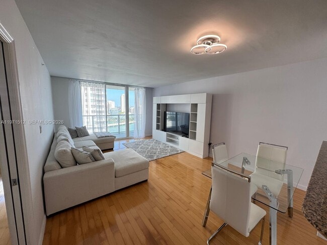 Building Photo - 1155 Brickell Bay Dr Unit 2306