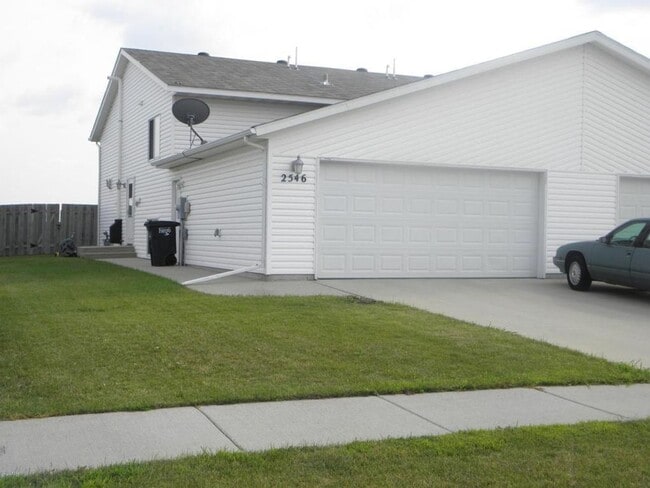 Building Photo - 3 bed, 2 bath Twinhome