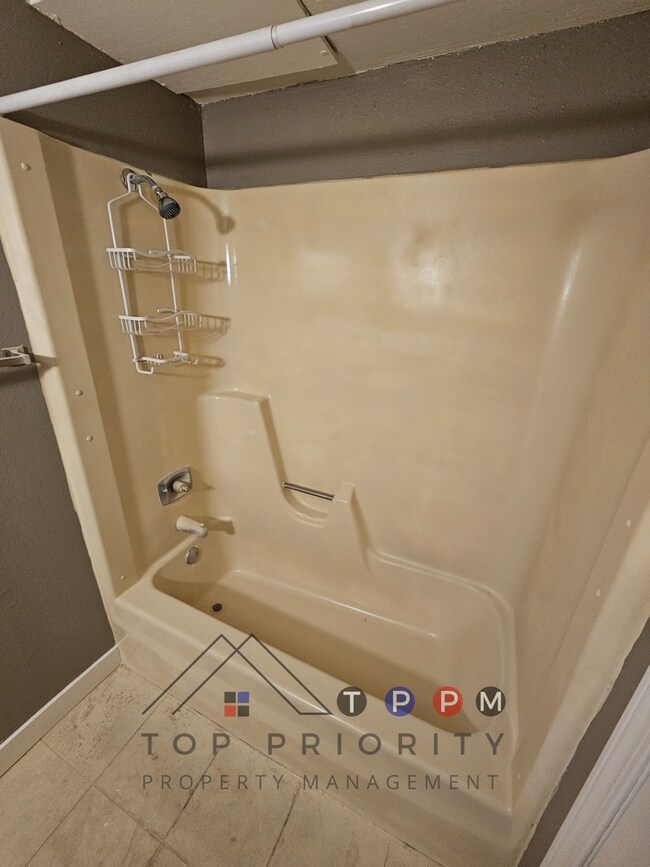 1229 Ravenwood Rd Apartments For Rent in Waterloo, IA