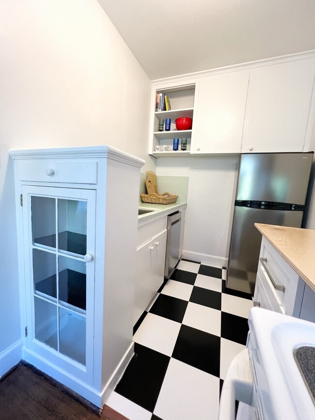 Kitchens updated - Beautiful Waterfront Community Unit 12