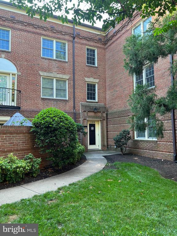 Building Photo - 1109 N Pitt St Unit 3B Rental