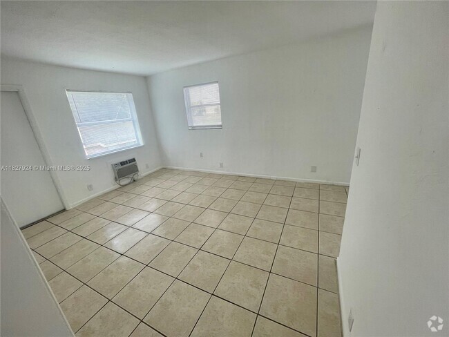 Building Photo - 726 21st St Unit 4 Rental