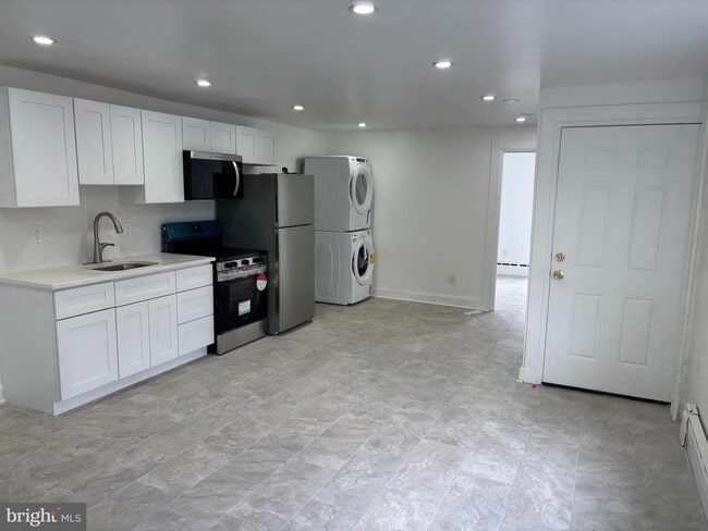 Building Photo - 4744 Richmond St Rental