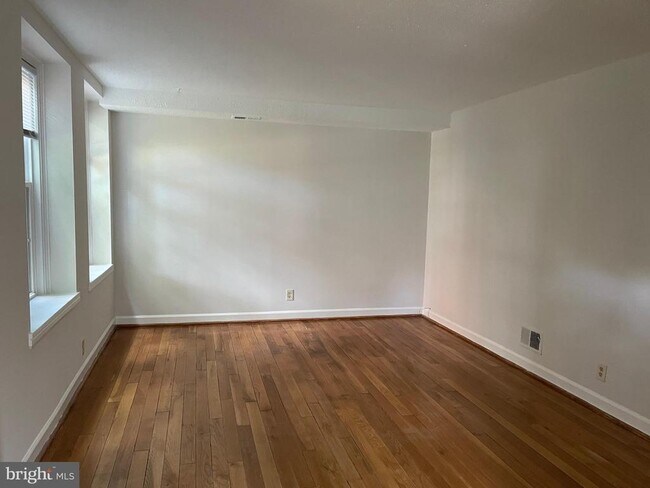 Photo - 2927 S Dinwiddie St