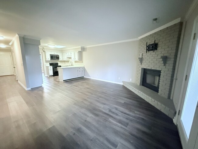 Photo - 1306 Leaside Ln
