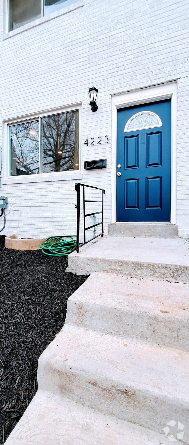 Building Photo - 4223 Gault Pl NE Rental