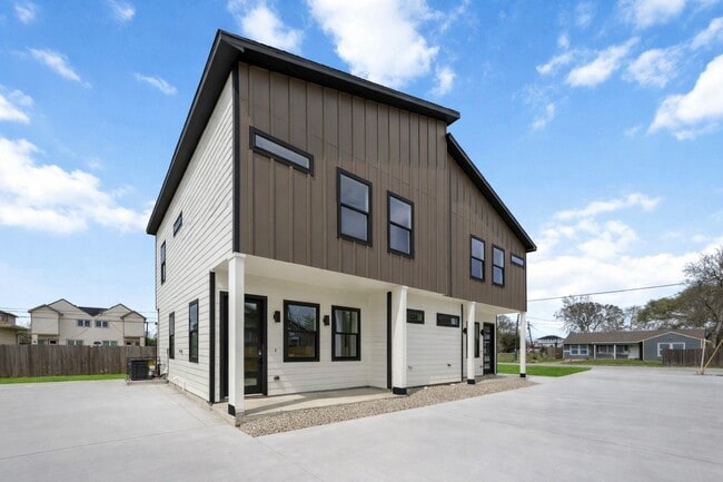 Building Photo - 4804 Carmen St