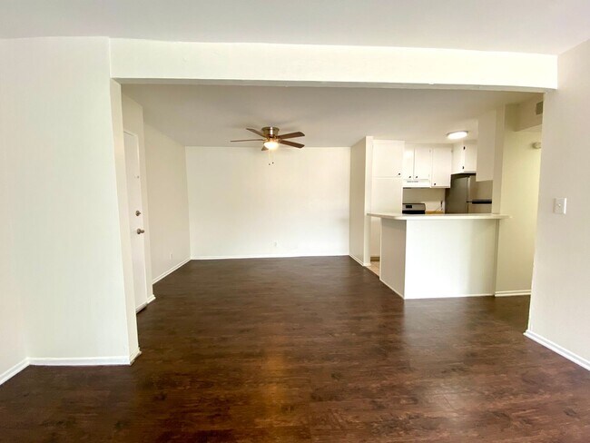 Building Photo - Charming 3 bed 2 bath condo in Tarzana Unit 264