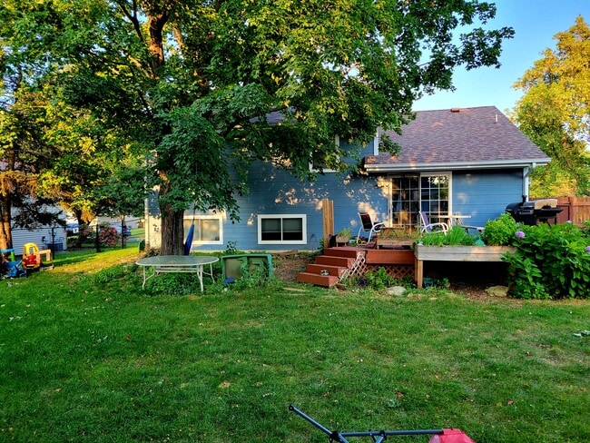 Photo - 979 Pointe Way