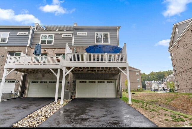 Building Photo - Charming 4BR Townhome in Bryans Road