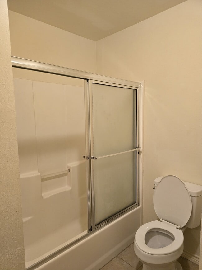 Shower-Tub - 100 Brodnax Dr