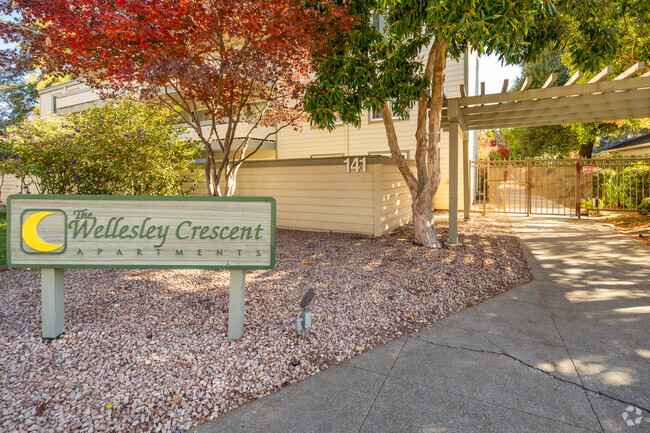 The Wellesley Crescent Apartments - The Wellesley Crescent Apartments