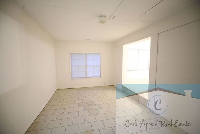 Photo - Move in special $800!! Recently renovated ...