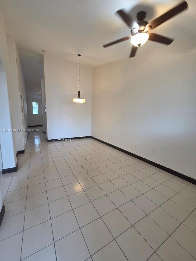 Building Photo - 1536 SE 25th St Unit 207