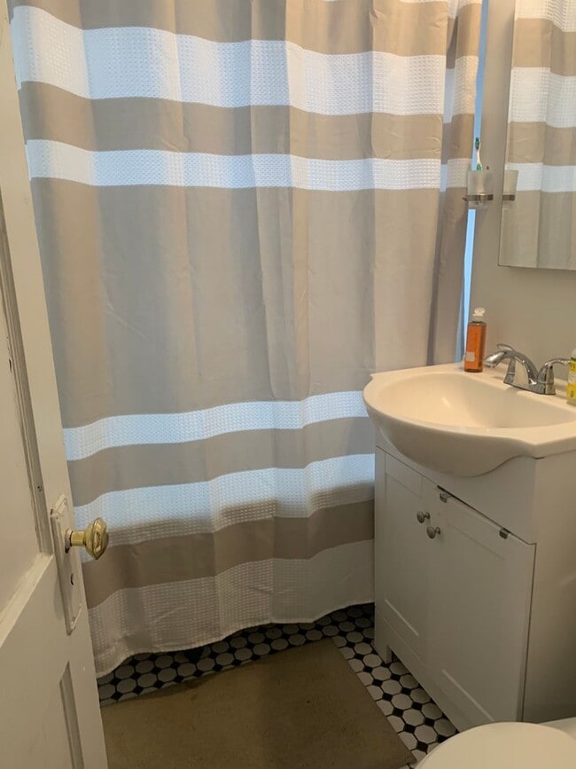 Photo - 260 Kelton St