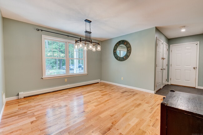 UL Dining Romm - 404 Bassetts Bridge Rd Unit BR1