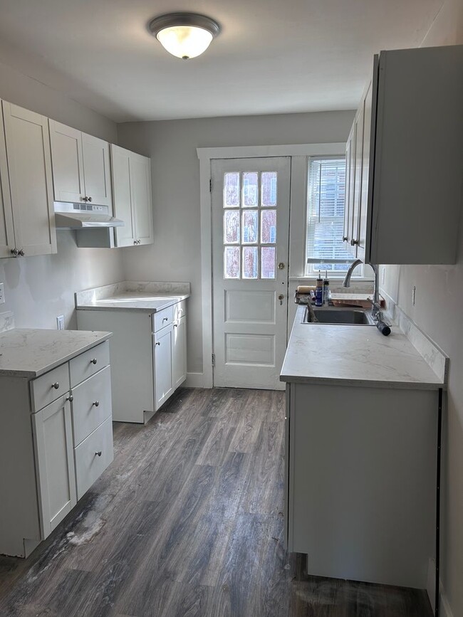 Building Photo - Available Now! | Fully Remodeled 2 Bed, 1 ... Unit 4903 #1