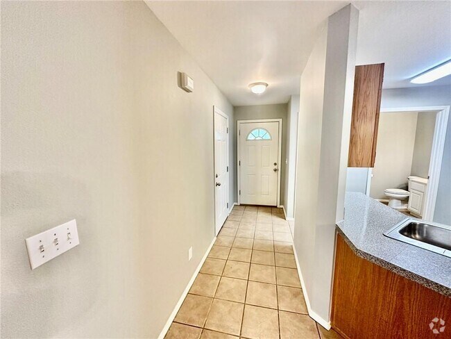 Building Photo - 1431 W Jct St Rental