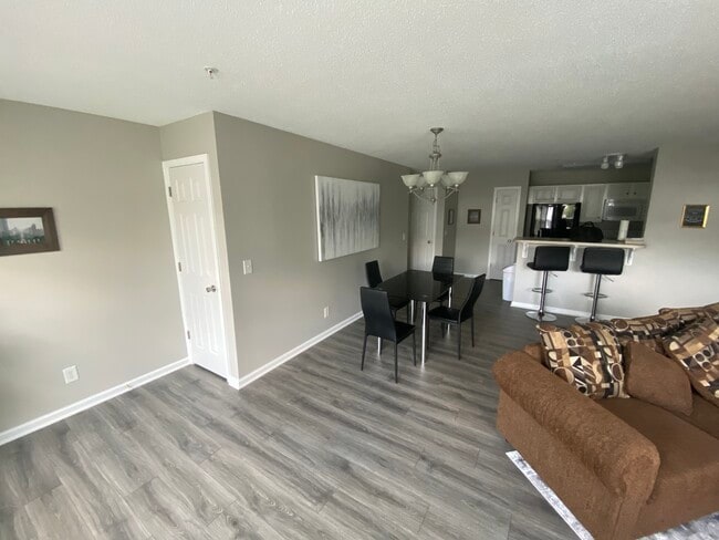 Zona de bar para servir o comer. - 4305 Timberbrooke Dr