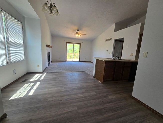 Photo - 3 Bedroom 2.5 Bathroom Duplex in Bloomington