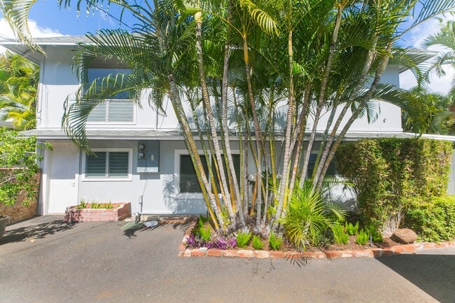 Building Photo - Kahala Avenue - renovated / upstairs 1 bedroom, 1 bath on Kahala Avenue less than 250 feet from b...