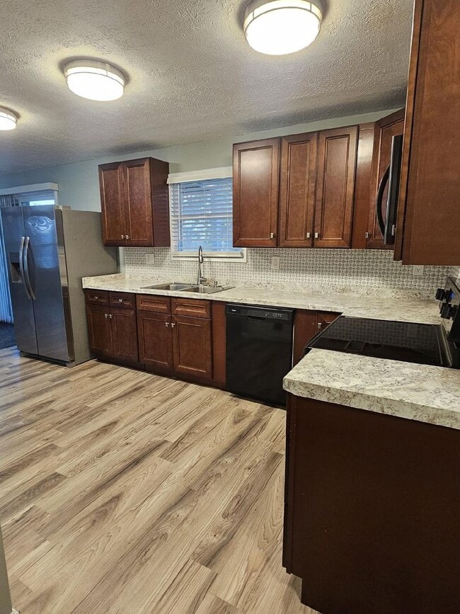 Photo - Spacious 3 Bedroom Single Family Home Bloo...