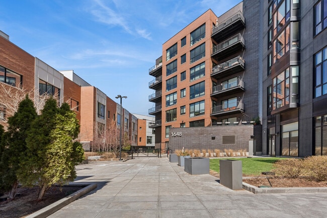 Building Photo - 1648 W Division St Unit 307