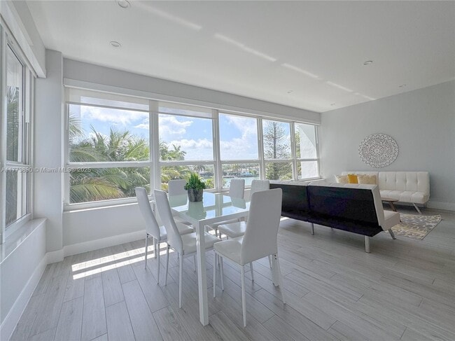 Photo - 4925 Collins Ave Unidad # 3F