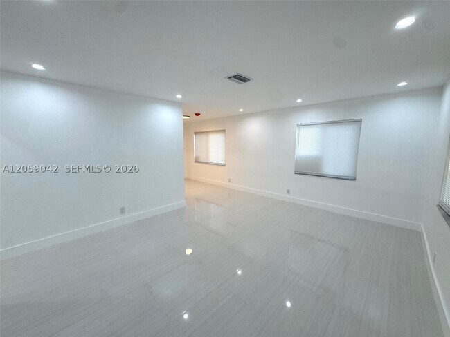 105-107 NE 30th St Unit 105