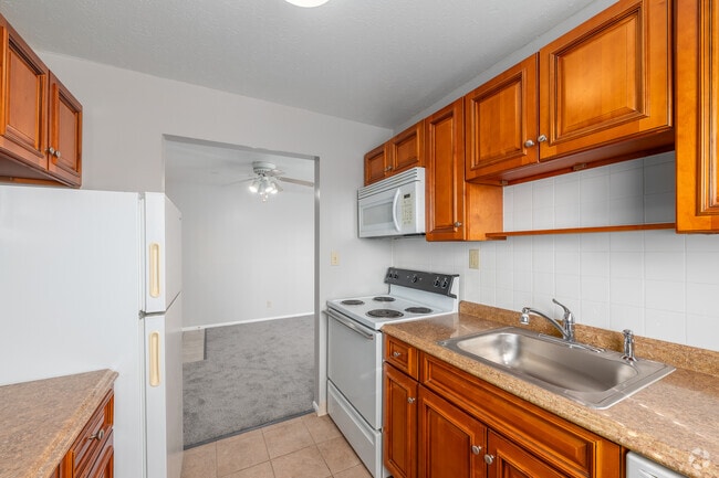 2BR, 1BA - 780SF - Kitchen - Crest Apartments