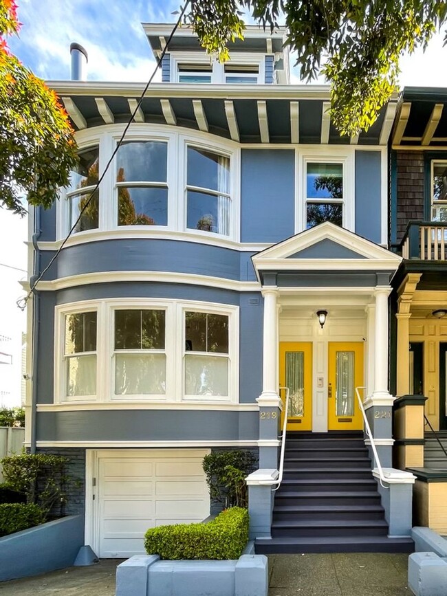 Building Photo - 219 Lake St Unit 219