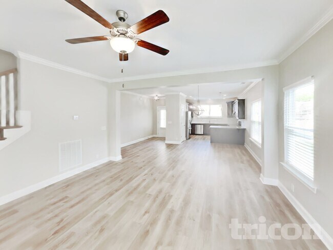 Photo - 607 Gallant Way