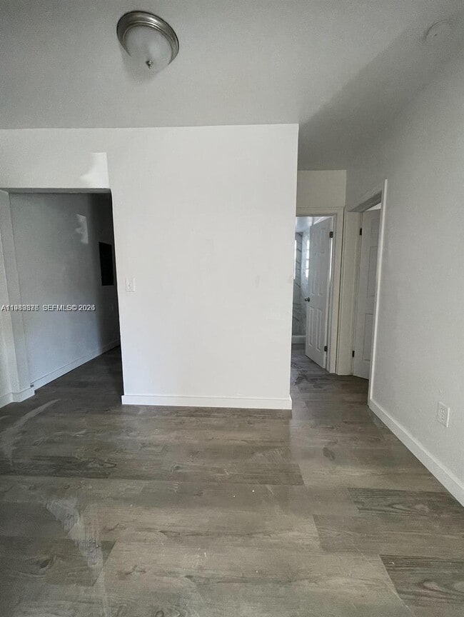 Photo - 7600 Dickens Ave Unidad 3