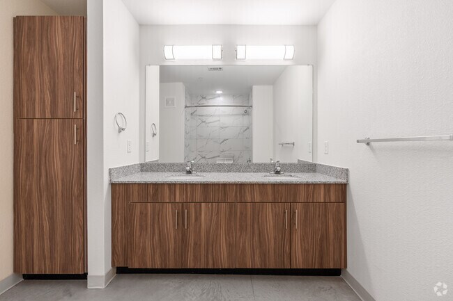 2BR, 2BA - 999SF - Bathroom - Market Place at Liberty Crossing